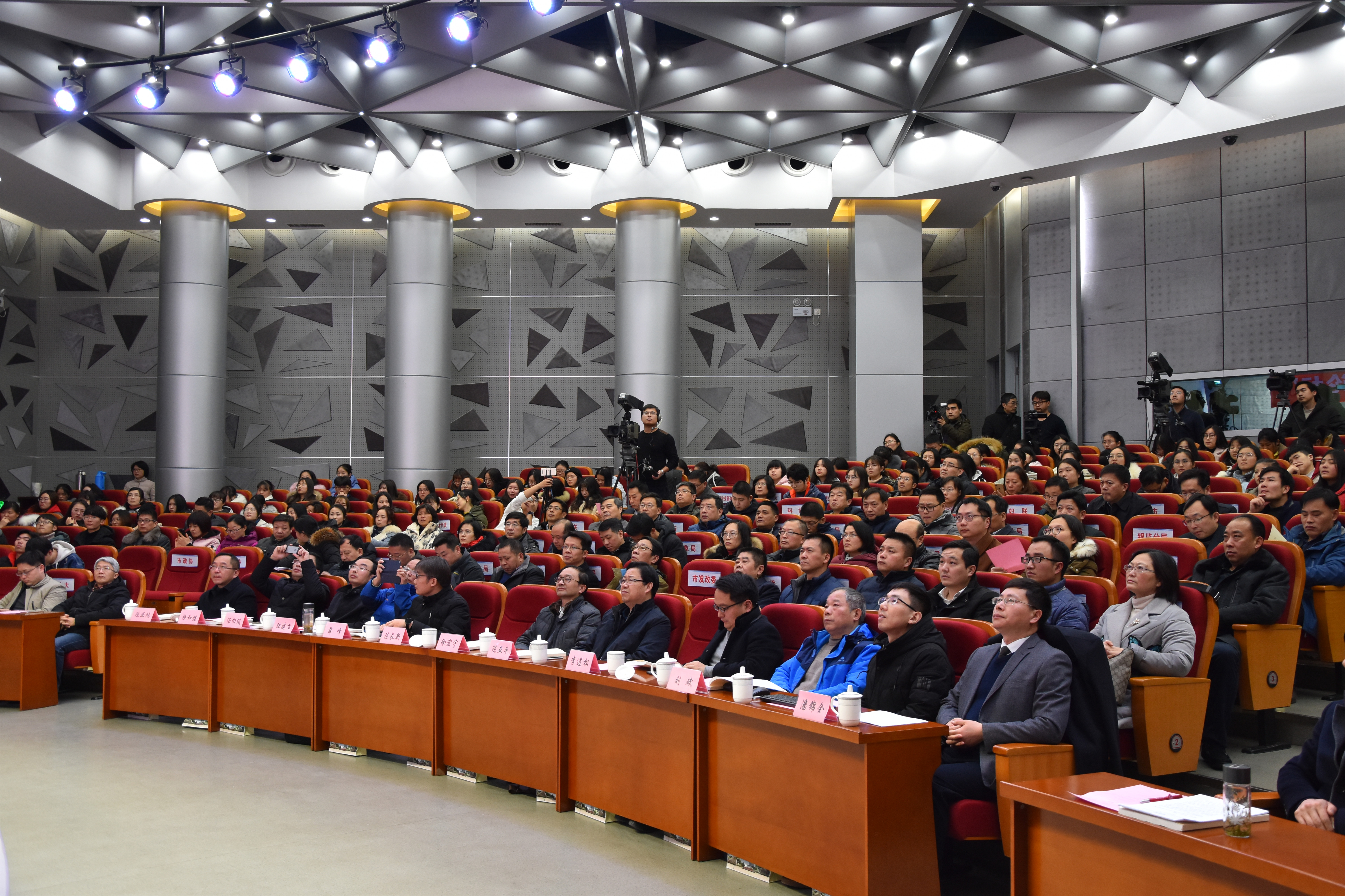 市委副秘书长,市委研究室主任徐宏宇,扬州大学党委常委,副校长陈亚平