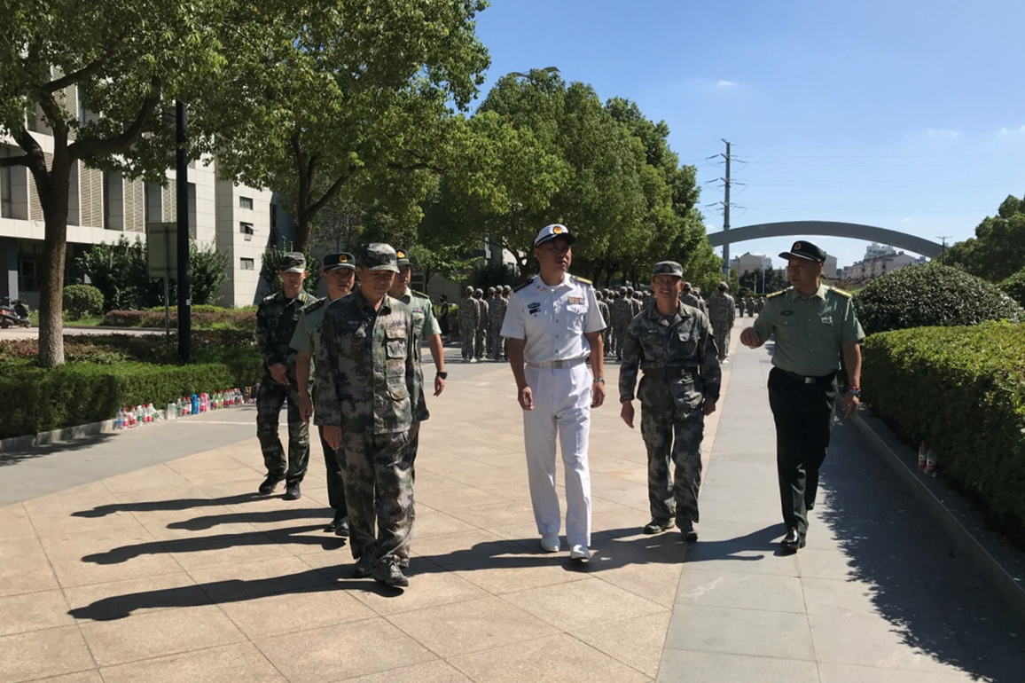 扬州军分区领导来校检查新生军训工作