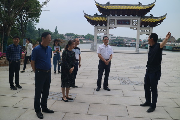 5月29日上午,吴忠宁一行赴邗江区瓜洲古渡游学点实地考察,并在瓜洲镇
